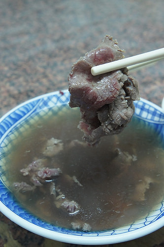 [食記] 清淡不油膩的台南保安路阿村第二代牛肉湯