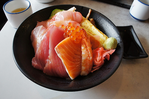 [食記] 大碗滿意又能豪邁吃生魚片的花本家壽司